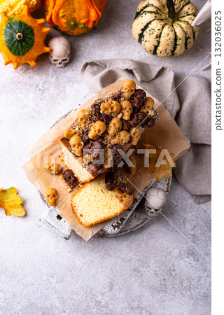 Halloween cake decorated with skull 132036025