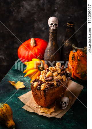 Halloween cake decorated with skull 132036027