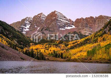 Maroon Bells at dawn. Famous autumn landscape during fall foliage in Colorado, USA. 132036586