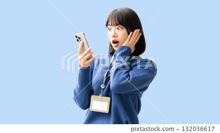 一位女士/女商人對自己的智慧型手機感到驚訝 一位女士/女商人對自己的智慧型手機感到驚訝 132036617