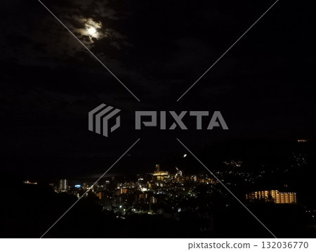 雲與熱海市交相輝映的月亮,美不勝收的夜景 雲與熱海市交相輝映的月亮,美不勝收的夜景 132036770