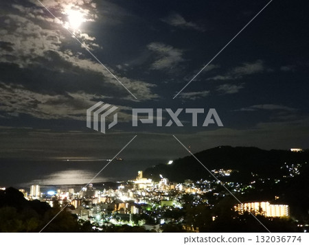 雲與熱海市交相輝映的月亮，美不勝收的夜景 132036774