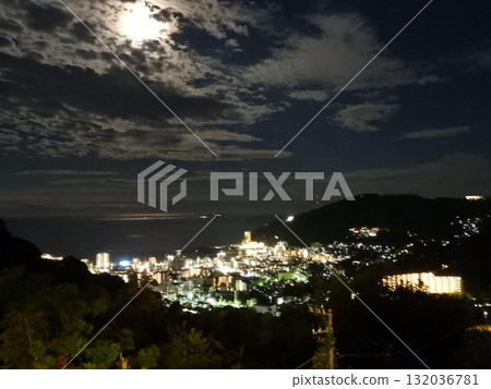 雲與熱海市交相輝映的月亮，美不勝收的夜景 132036781