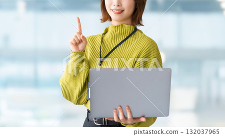 帶筆記型電腦的女人/女商人 帶筆記型電腦的女人/女商人 132037965