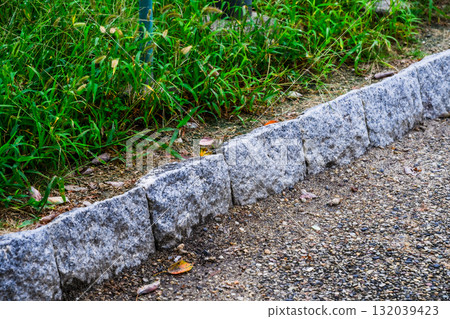 路緣與草地的邊界 | 一條反映自然與城市對比的鋪砌道路 132039423