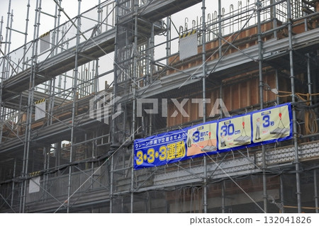 框架施工期間的公寓大樓施工現場（框架鷹架）影像 132041826