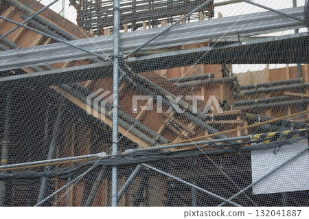 框架施工期間的公寓大樓施工現場(外部鷹架)影像 框架施工期間的公寓大樓施工現場(外部鷹架)影像 132041887