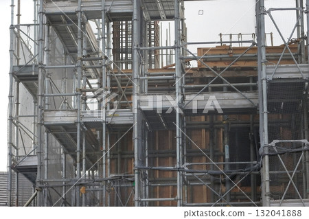 框架施工期間的公寓大樓施工現場(外部鷹架)影像 框架施工期間的公寓大樓施工現場(外部鷹架)影像 132041888