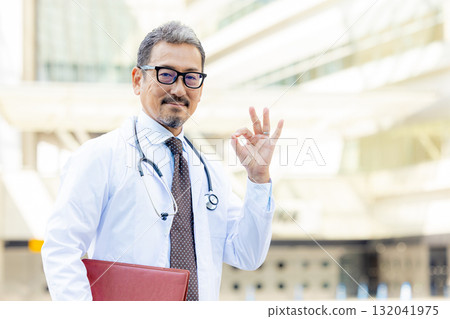 穿著白大褂的微笑老人 132041975