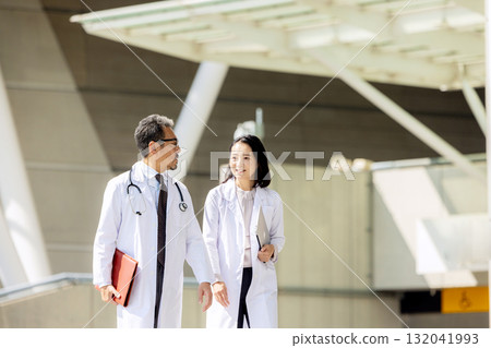 穿著白大褂的男女行走 132041993