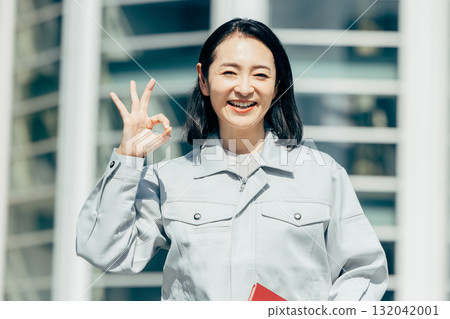 Business Woman Wearing a Workwear 132042001