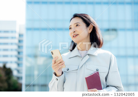 女人穿著工作服 132042005