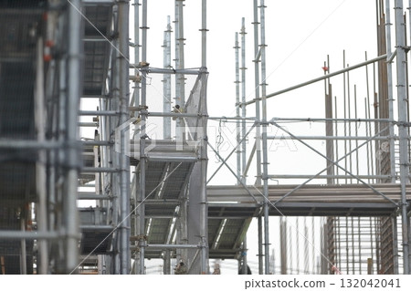 框架施工期間的公寓大樓施工現場(外部鷹架)影像 框架施工期間的公寓大樓施工現場(外部鷹架)影像 132042041