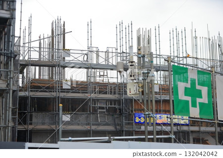 框架施工期間的公寓大樓施工現場（外部鷹架）影像 132042042