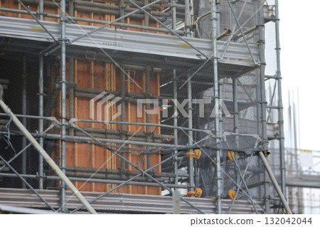 框架施工期間的公寓大樓施工現場（外部鷹架）影像 132042044