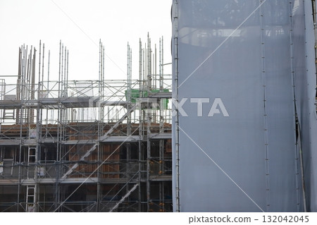 框架施工期間的公寓大樓施工現場（外部鷹架）影像 132042045