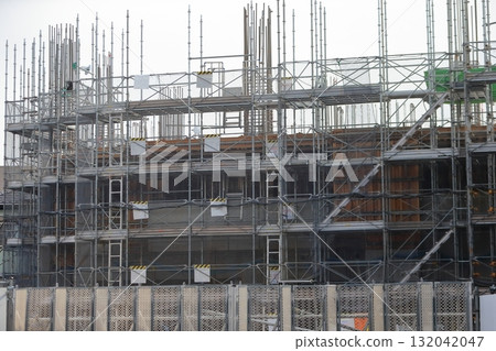 框架施工期間的公寓大樓施工現場（外部鷹架）影像 132042047