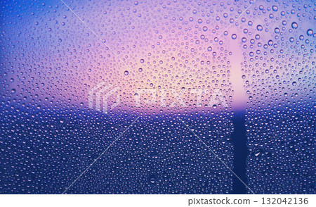 透過水滴落下的窗外風景。日落。感人。懷舊。雨後。濕度。背景。 132042136