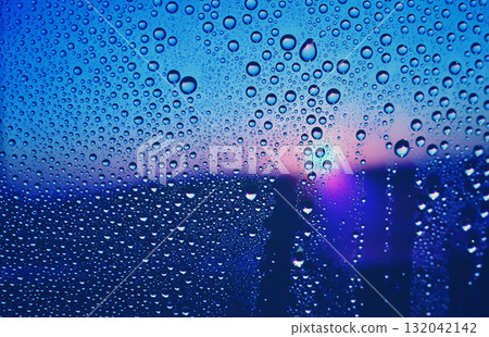 透過窗戶看到的藍色風景，水滴點點。日落。感人。懷舊。雨後。濕度。背景。 132042142