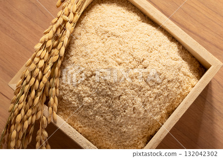 Rice bran 132042302