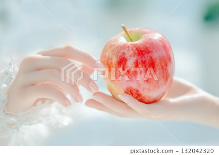 遞上一個蘋果的圖片 132042320