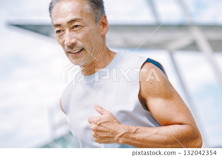 Senior men who jog 132042354