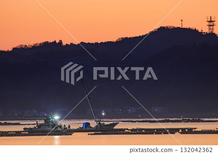 冬季瀨戶內日出中的牡蠣漁船 132042362