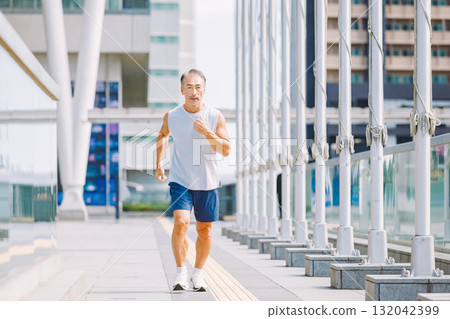Senior men who jog 132042399