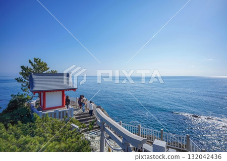 從桂濱展望台眺望太平洋與小神社 132042436