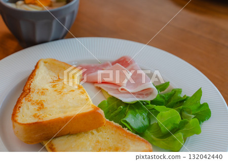 西式早餐，包括法式吐司和火腿、沙拉和湯 132042440
