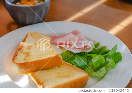 西式早餐，包括法式吐司和火腿、沙拉和湯 132042443