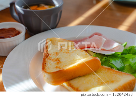 西式早餐，包括法式吐司和火腿、沙拉和湯 132042453