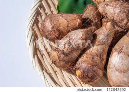 芋頭葉和芋頭放在漏勺上 芋頭葉和芋頭放在漏勺上 132042692