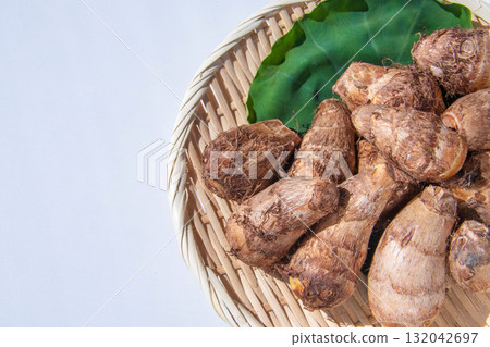 芋頭葉和芋頭放在漏勺上 芋頭葉和芋頭放在漏勺上 132042697