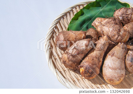 芋頭葉和芋頭放在漏勺上 132042698