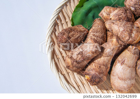 芋頭葉和芋頭放在漏勺上 132042699