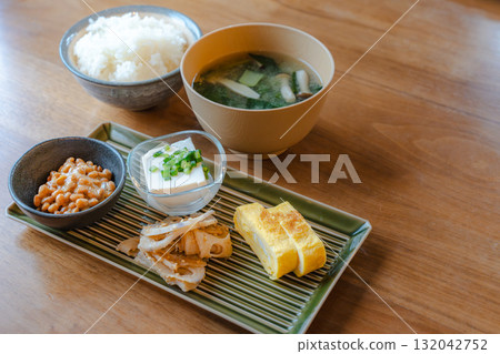健康的日式早餐,包括納豆、玉子燒(煎蛋捲)、味噌湯和米飯 健康的日式早餐,包括納豆、玉子燒(煎蛋捲)、味噌湯和米飯 132042752