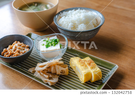 A healthy Japanese breakfast featuring natto, tamagoyaki (rolled omelet), miso soup and rice 132042758