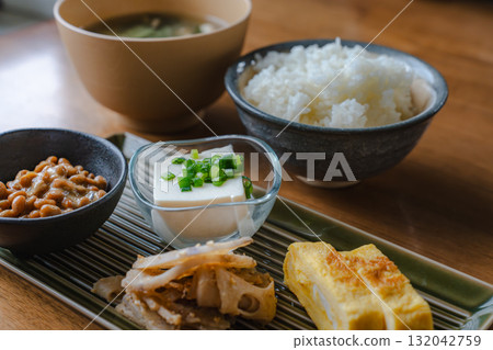 健康的日式早餐,包括納豆、玉子燒(煎蛋捲)、味噌湯和米飯 健康的日式早餐,包括納豆、玉子燒(煎蛋捲)、味噌湯和米飯 132042759