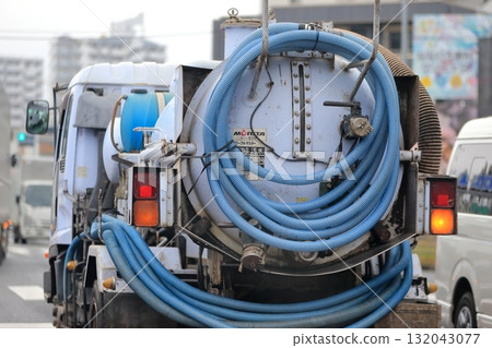 Vacuum truck (sludge suction truck) image Vacuum truck (sludge suction truck) image 132043077