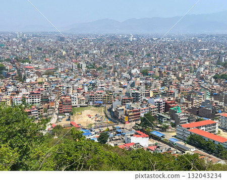 從斯瓦揚布納特寺看加德滿都城市景觀,加德滿都,尼泊爾 從斯瓦揚布納特寺看加德滿都城市景觀,加德滿都,尼泊爾 132043234