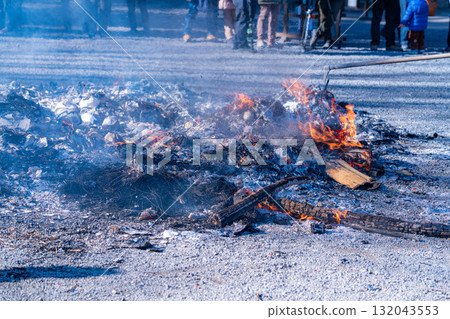 【冬季素材】小年期間的例行活動「丼土燒」【長野縣】 132043553