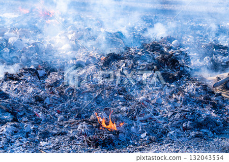 【冬季素材】小年期間的例行活動「丼土燒」【長野縣】 132043554
