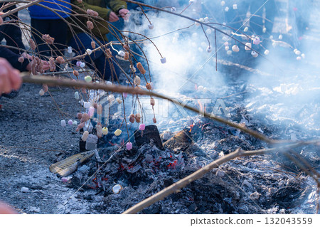 【冬季素材】小年期間的例行活動「丼土燒」【長野縣】 【冬季素材】小年期間的例行活動「丼土燒」【長野縣】 132043559