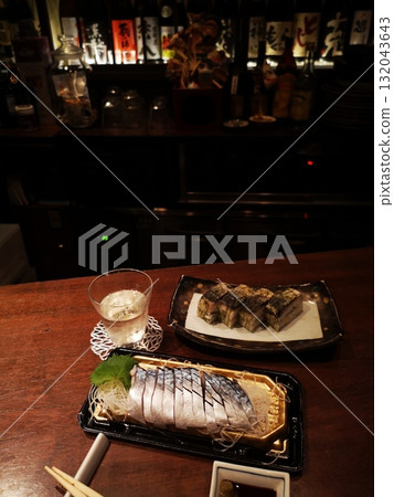 Drinking at the bar 132043643