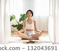 一位女士正在焚香冥想 132043691