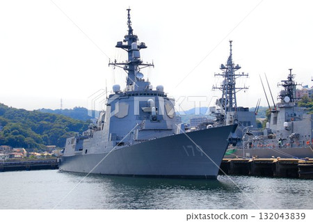 The Aegis destroyer "Maya" and the general-purpose destroyer "Takanami" will be docked and anchored at the naval port of Yokosuka. The Aegis destroyer "Maya" and the general-purpose destroyer "Takanami" will be docked and anchored at the naval port of Yokosuka. 132043839