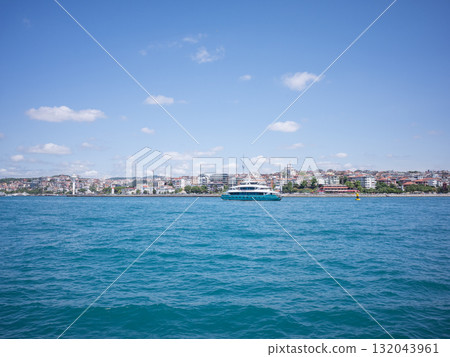 【土耳其】從伊斯坦堡海岸眺望博斯普魯斯海峽、帆船和對岸的城市景觀 132043961