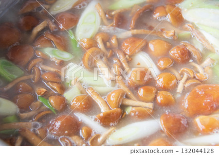 大鍋煮滑子菇湯 132044128