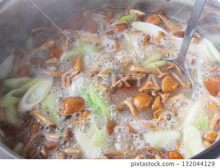 Nameko soup boiled in a large pot 132044129